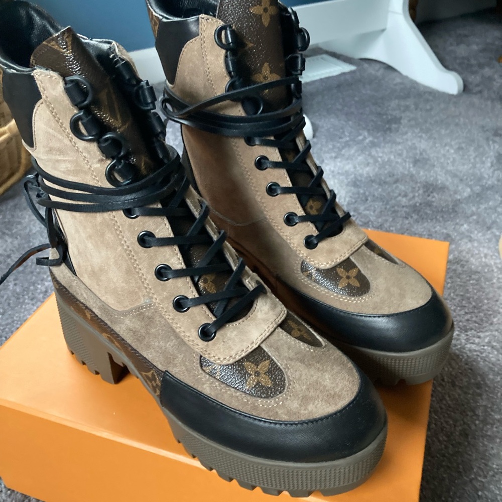 NIB LV desert boots